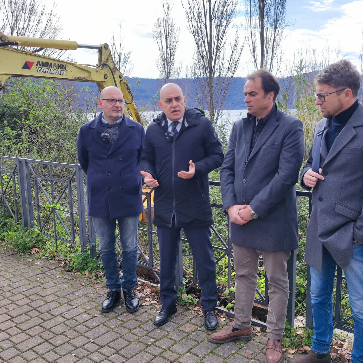 Operazioni di rimozione di vegetazione sul lungolago del lago Albano