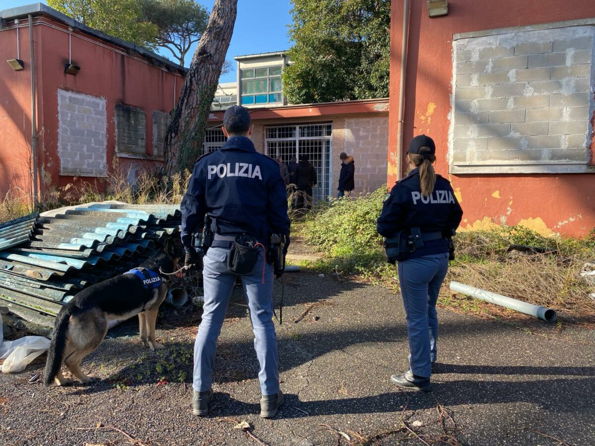 Agenti di Polizia hanno sgomberato un’area abusiva in via Del Frantoio