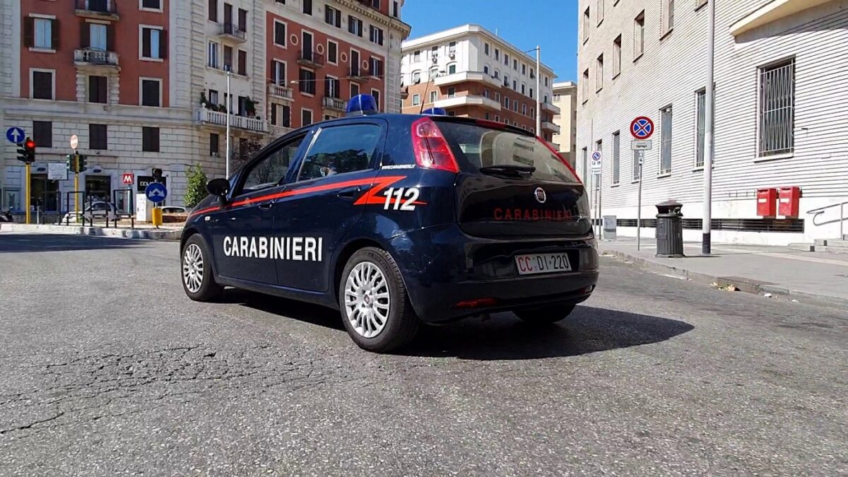 50 euro per riavere il telefono: ma allo scambio ci sono i Carabinieri