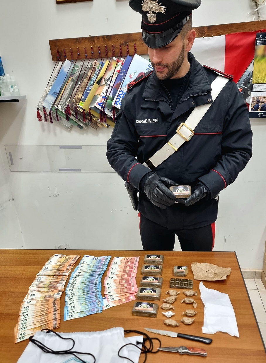 Sorpreso a spacciare droga dalla finestra a Castel Madama, 20enne in manette
