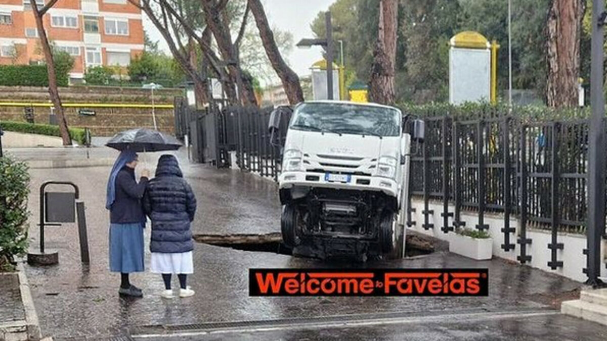 Furgone in una voragine