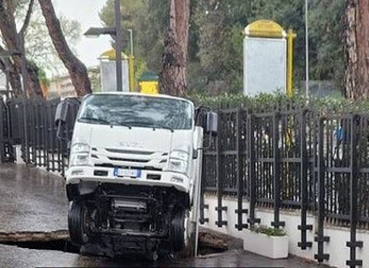 I cittadini evacuati per la voragine in via Sestio Menas possono rientrare