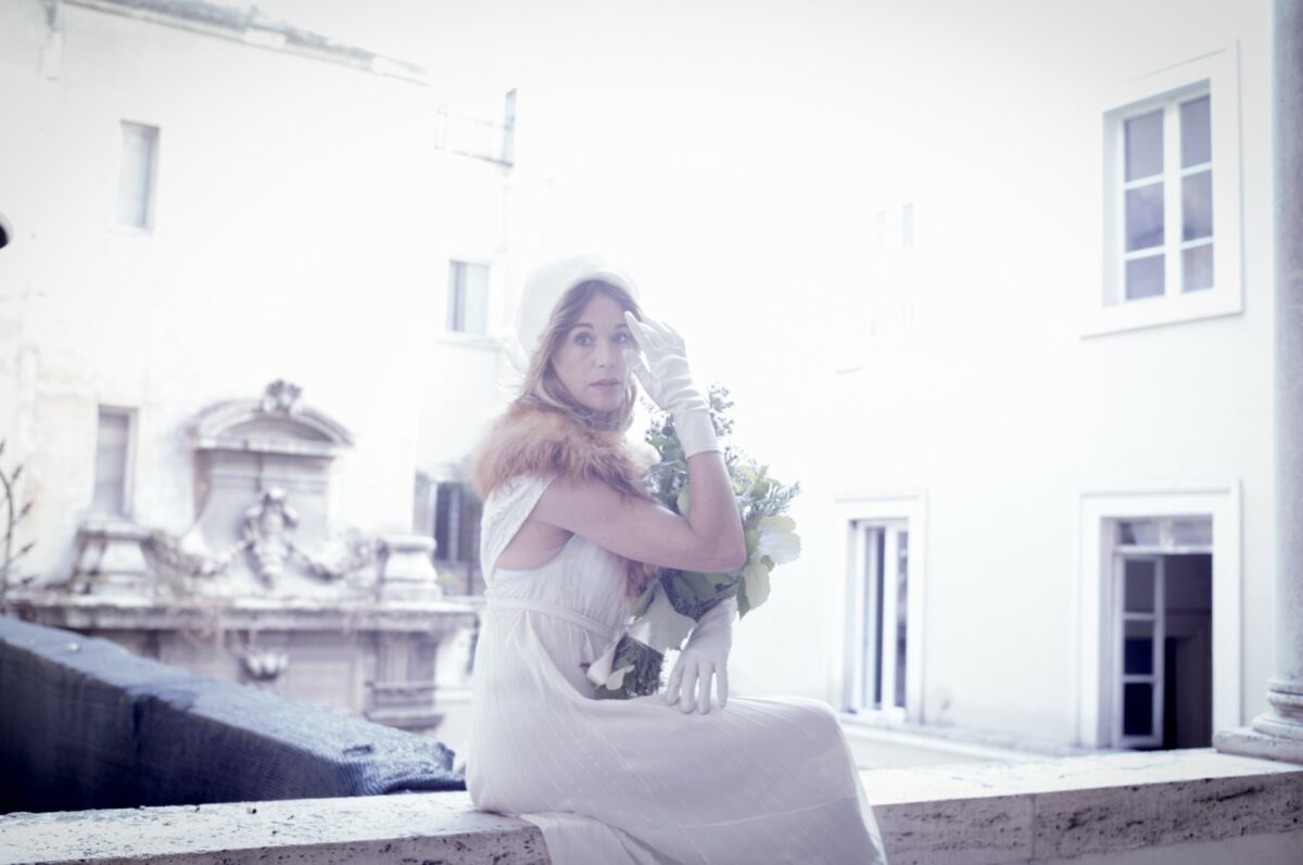 All’OFF/OFF Theatre Milena Mancini, con “ⱯM∞RƎ! – il Teorema di Sarah”