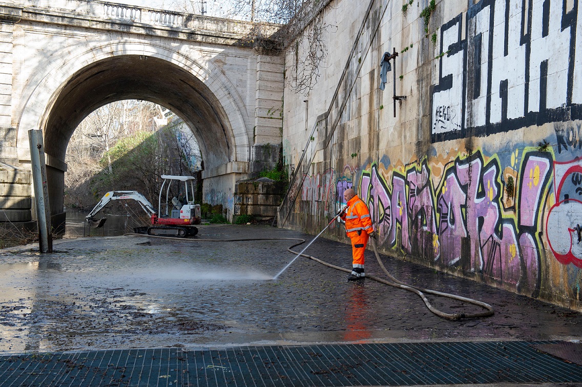 Lavori di pulizia e di ripristino della banchina del Tevere