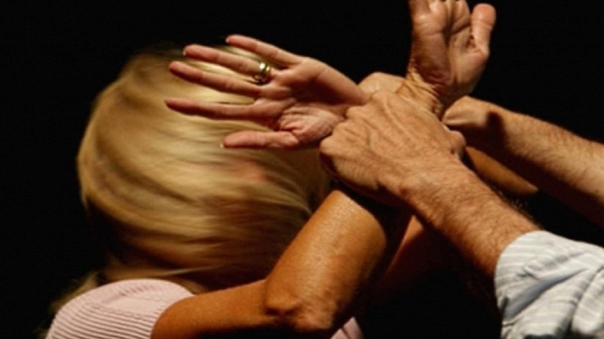 fidanzato la prende a calci