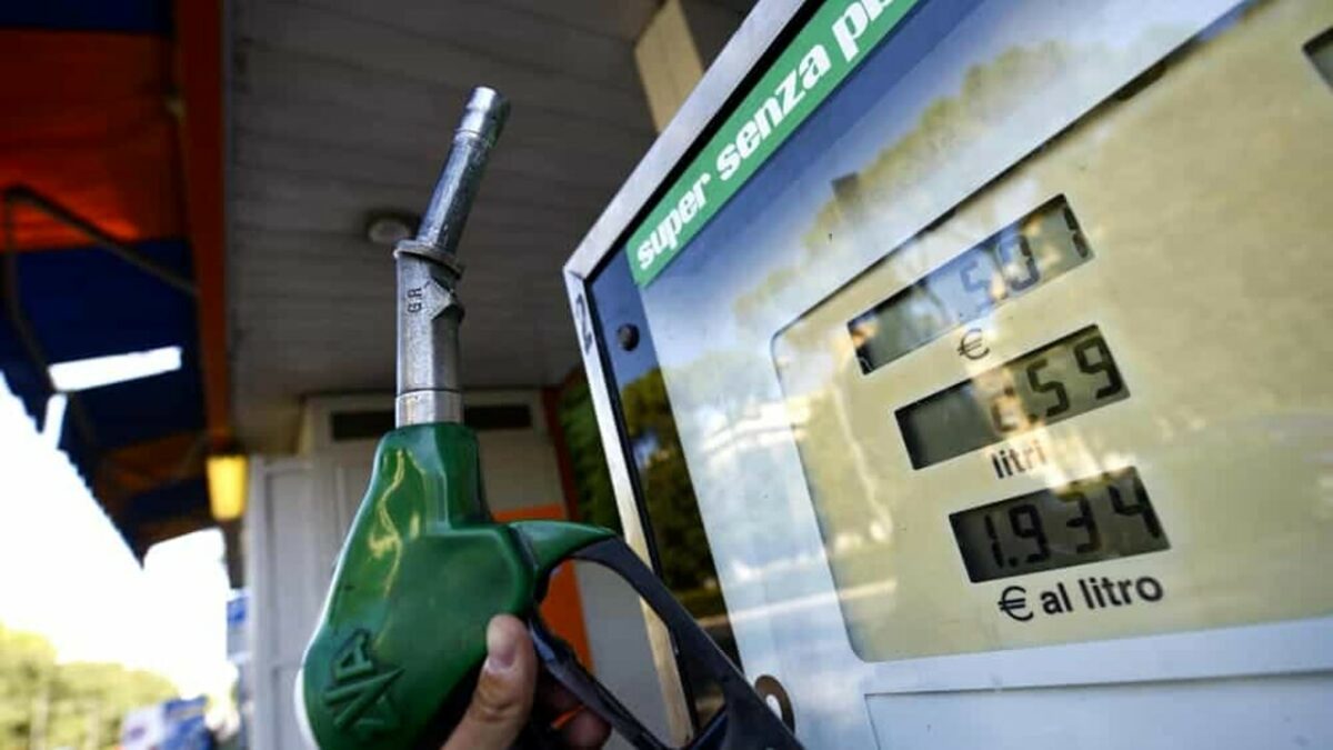 Tenta di dar fuoco a distributore