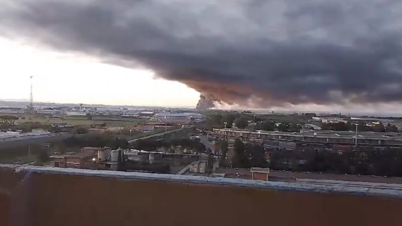 Incendio ad Ardea all'alba