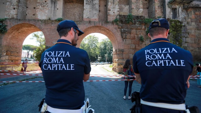 Vigili polizia locale trovano 55enne