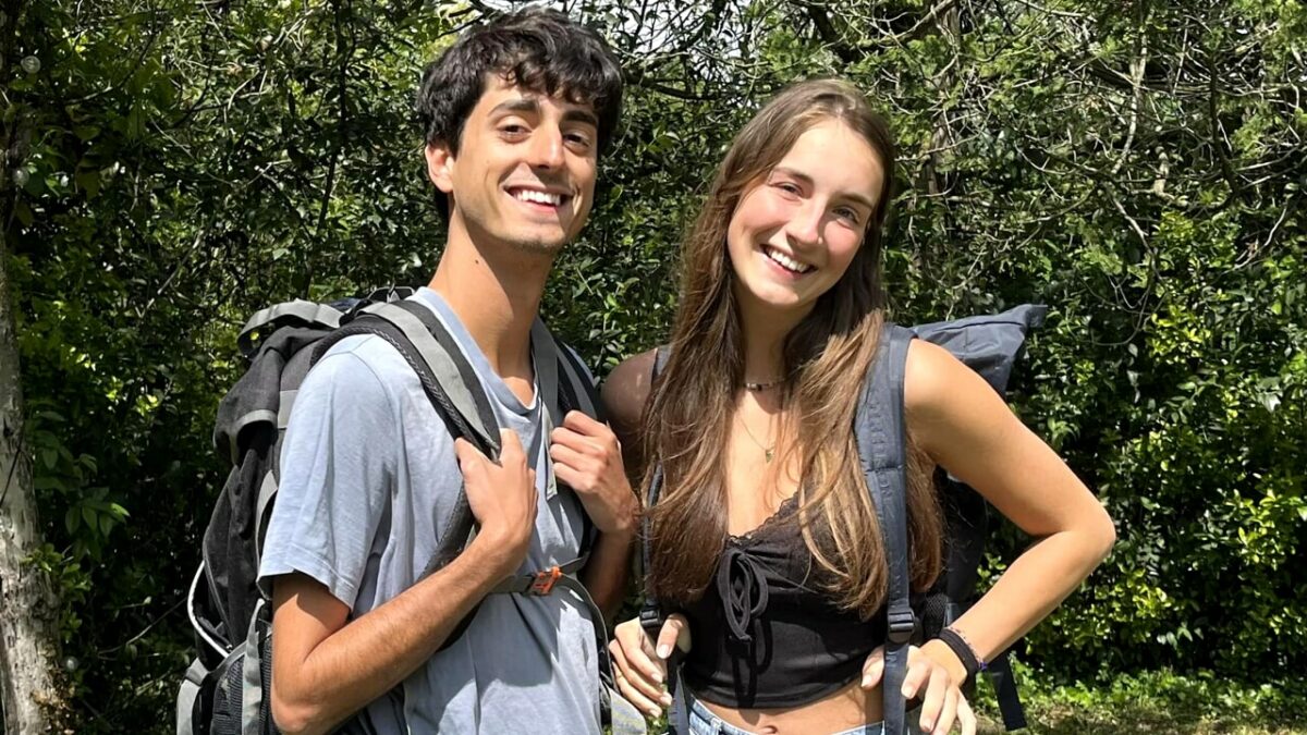 Due ragazzi a piedi per l'Aism