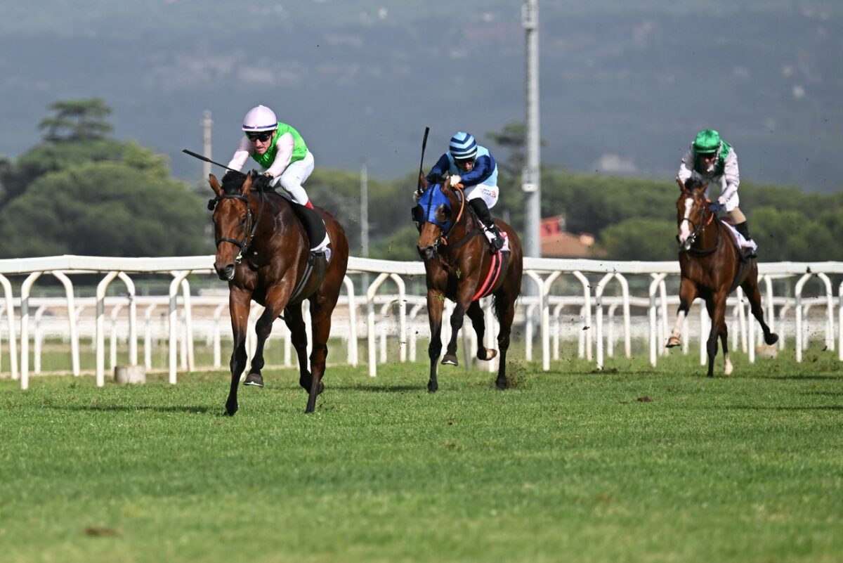 Gradinate e i giardini sold out all'Ippodromo Capannelle per il Derby Day