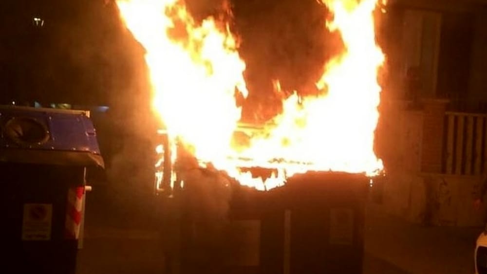 Cinque cassonetti in fiamme