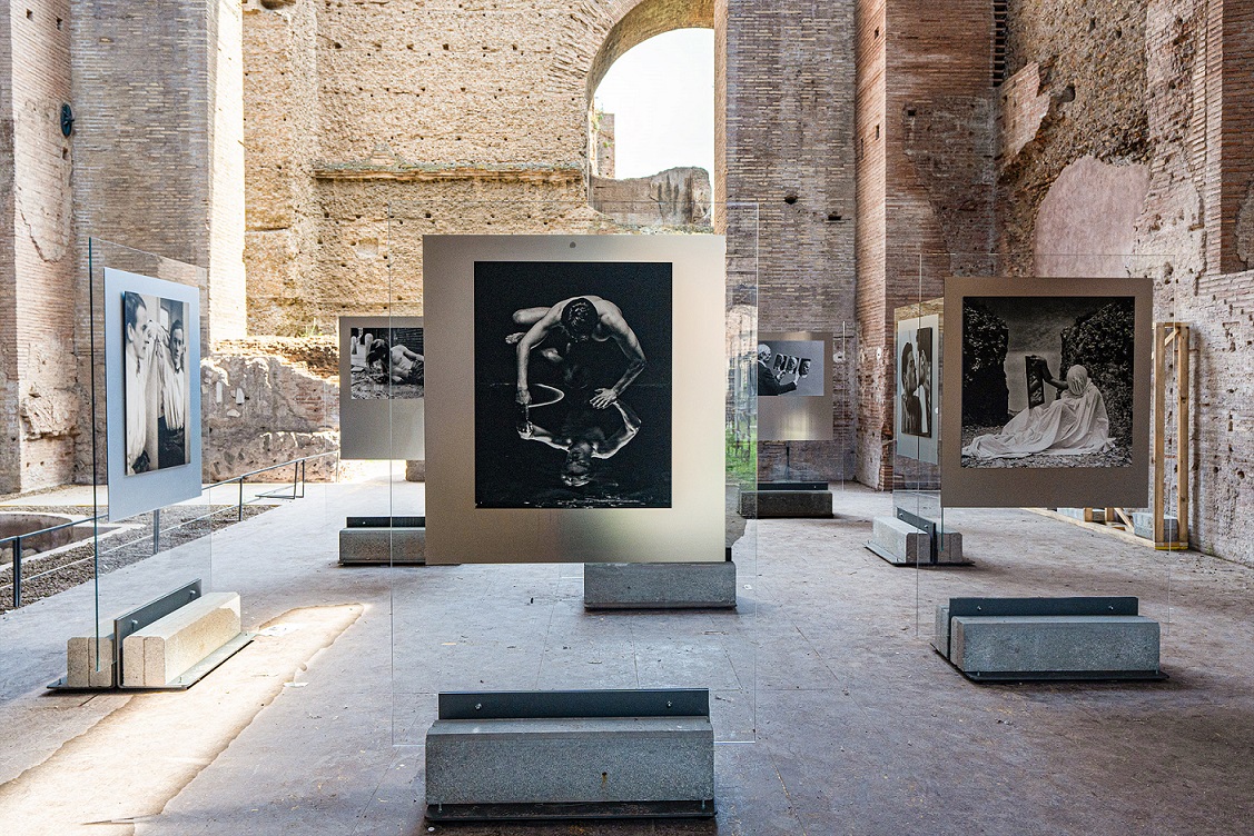 La mostra "Narciso. La fotografia allo specchio" alle Terme di Caracalla