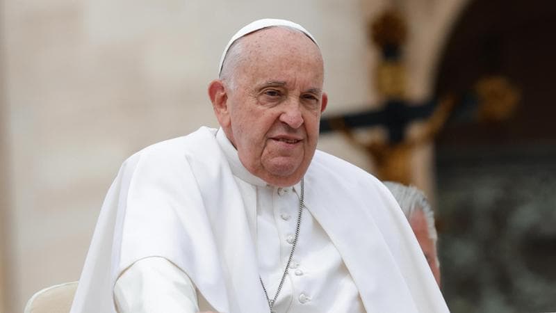 Papa Francesco consegna