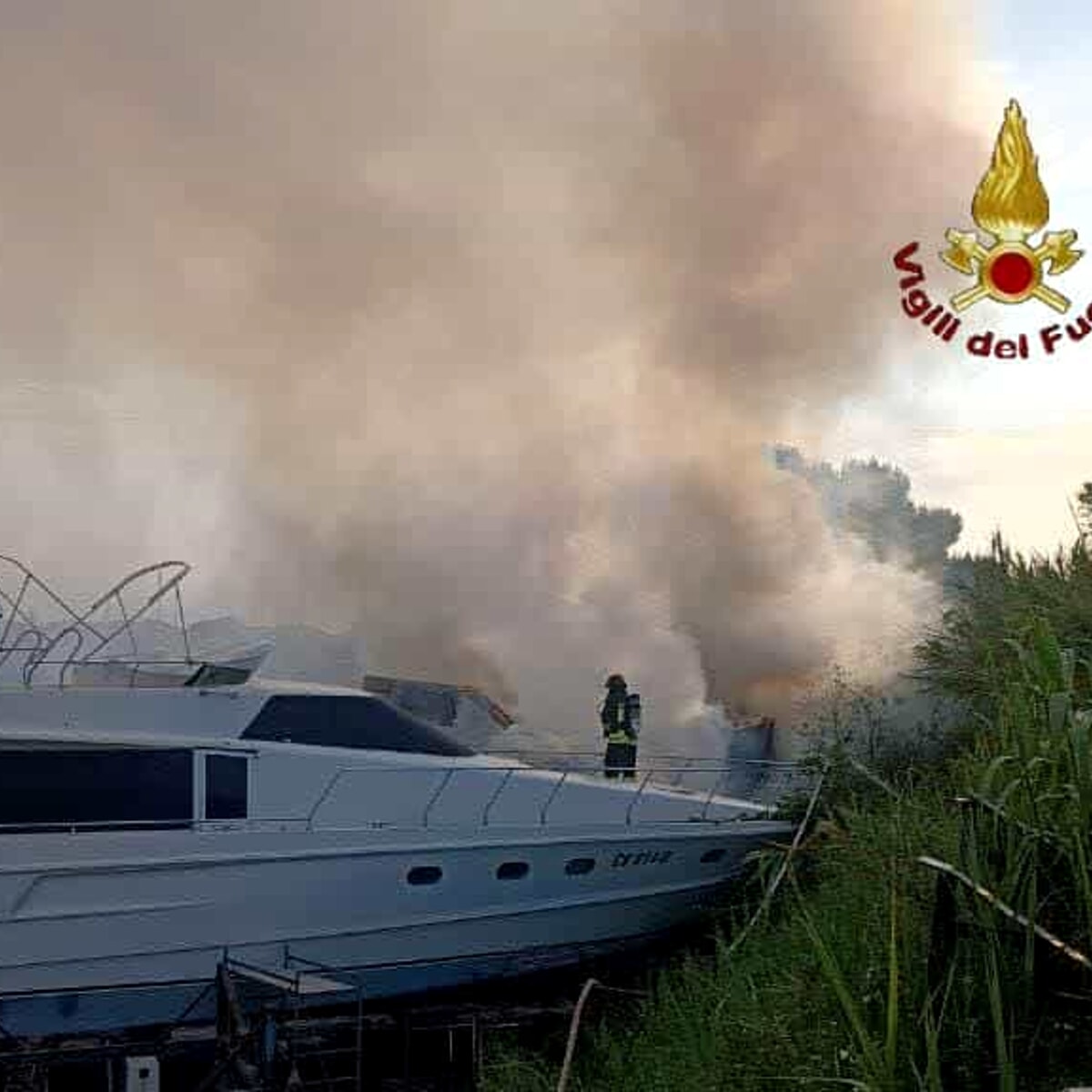 In fiamme quattro imbarcazioni