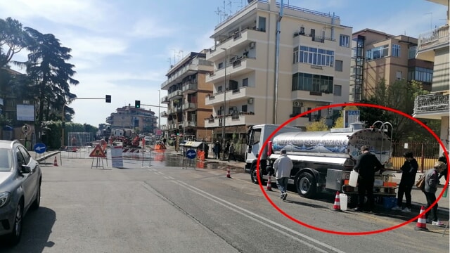 Si rompe tubatura a Roma