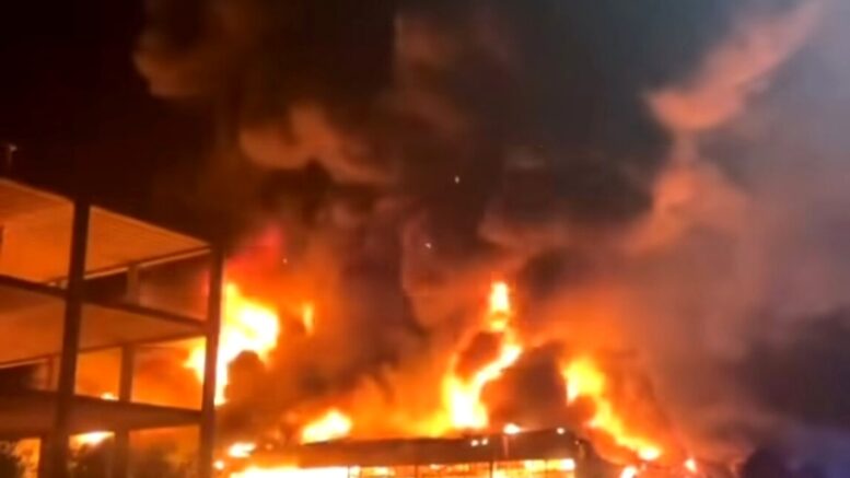 Incendio a Roma di capannone