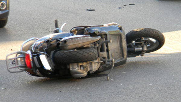 Incidente tra auto e scooter