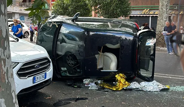 Incidente Smart si ribalta