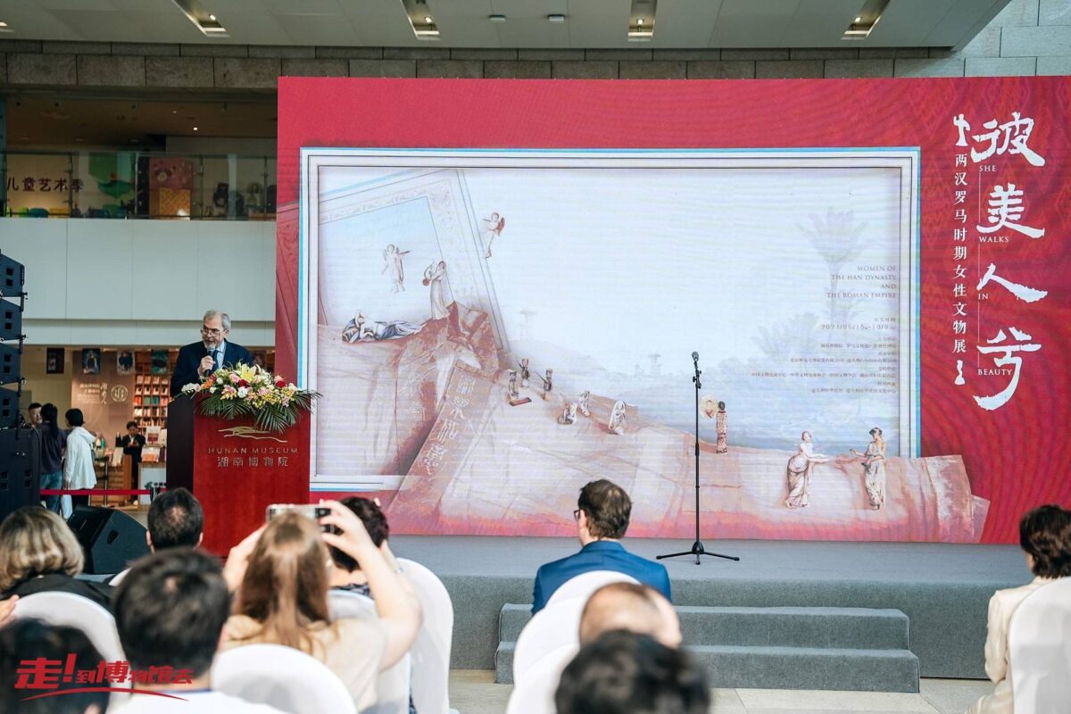 "She Walks in Beauty, Women of the Han Dinasty and Roman Empire" a Hunan