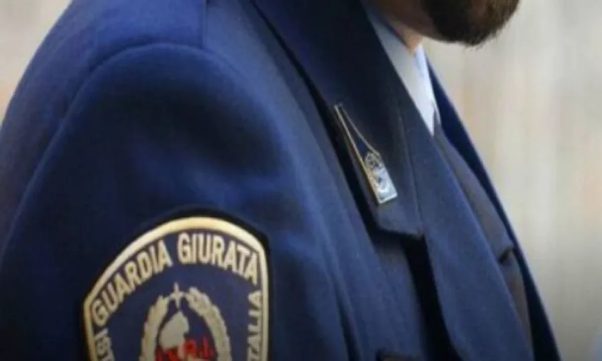 Si fingeva carabiniere e poliziotto