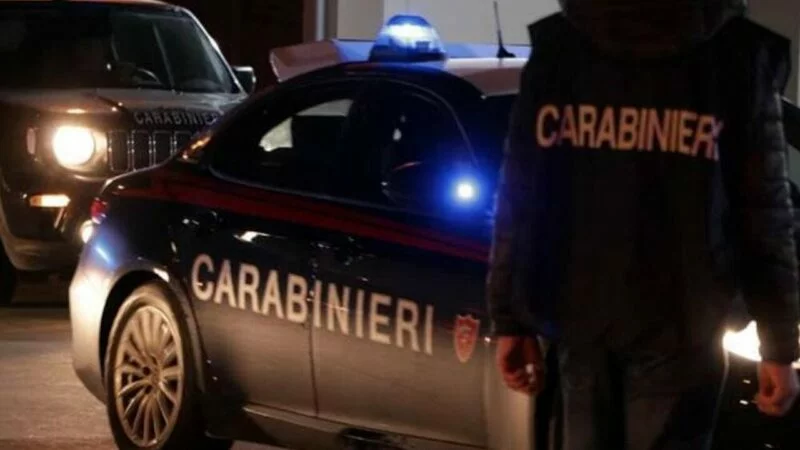 Evade dai domiciliari e scappa