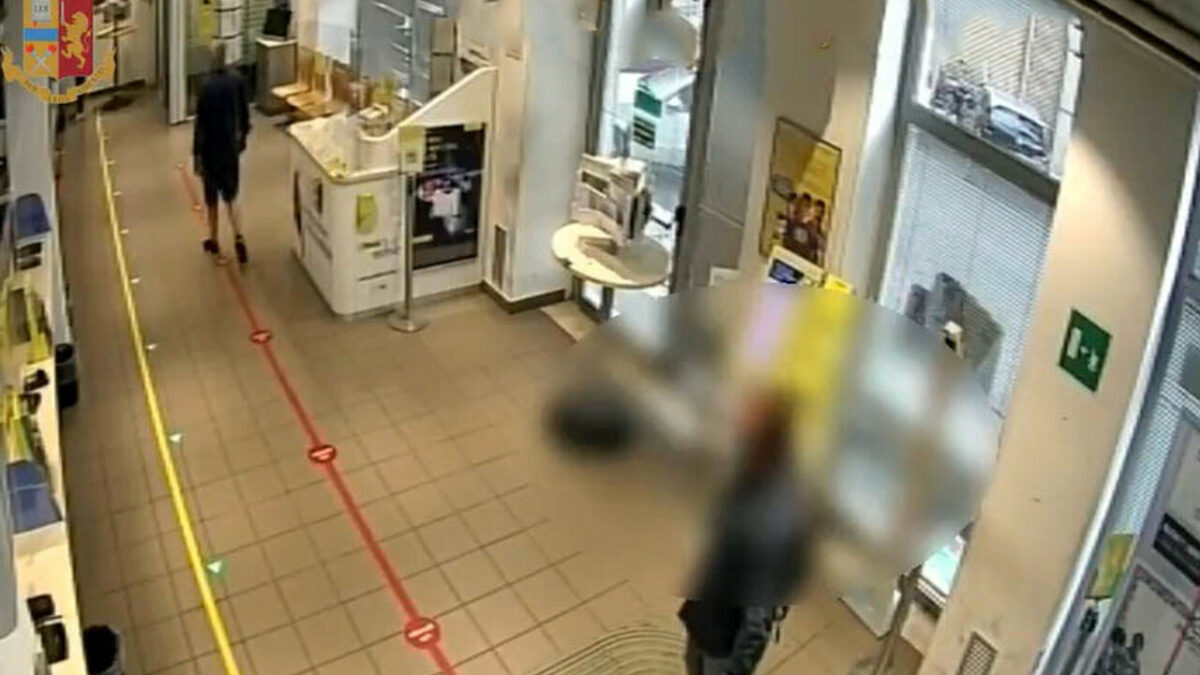 Armati di pistola rapinano
