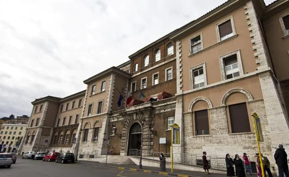 Brucia contenitore rifiuti