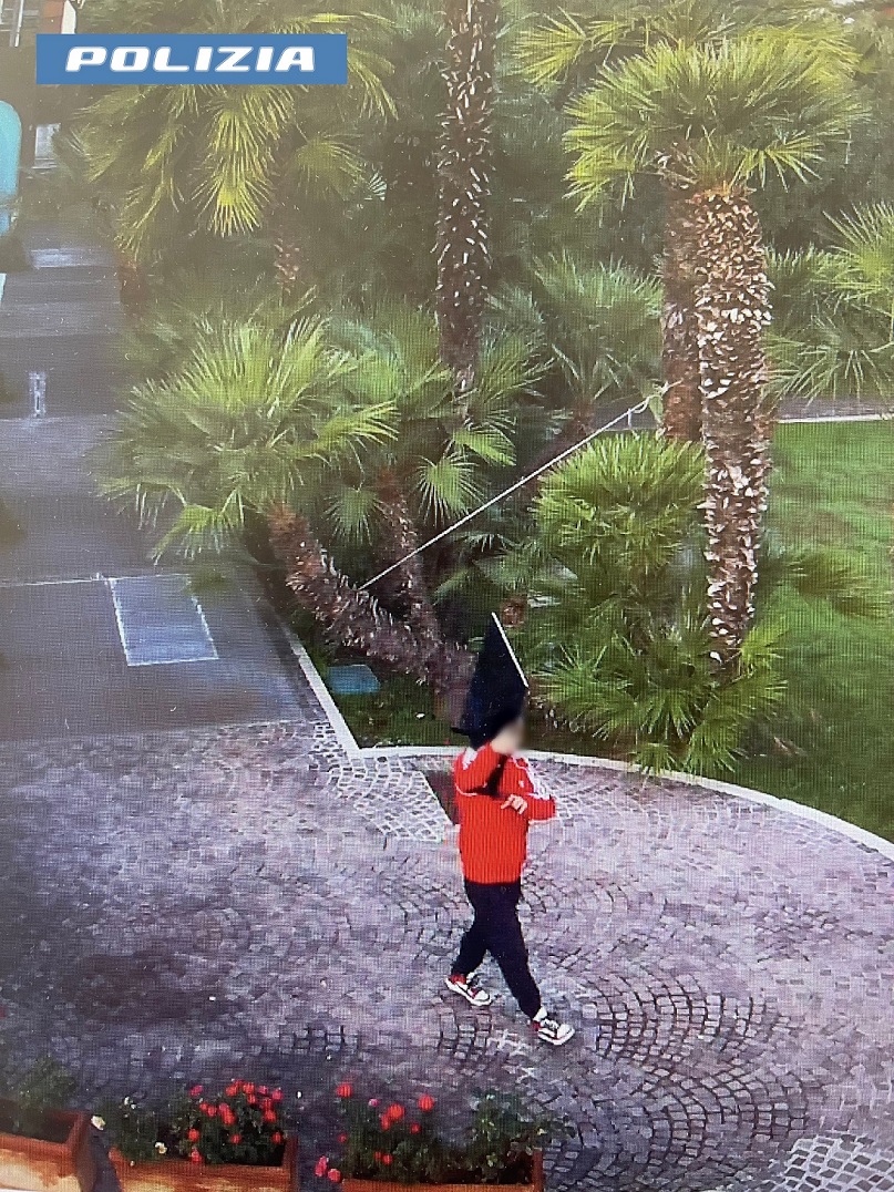 Finge di essere un dipendente di un hotel per un furto: finisce in manette