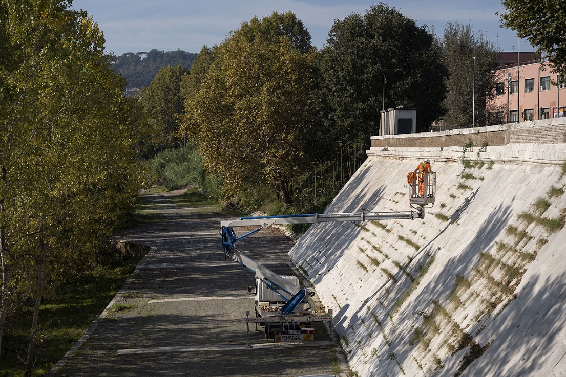Sopralluogo ai lavori della banchina del Tevere dell’assessore Ghera