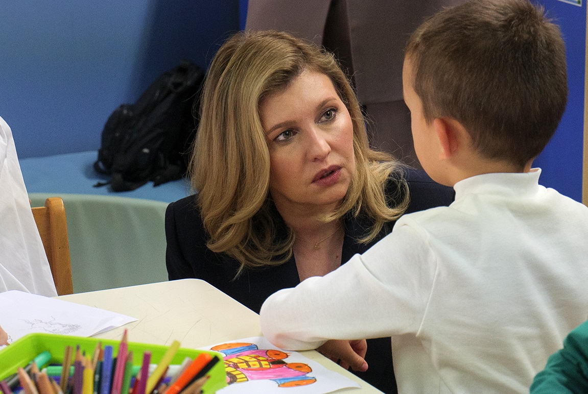 La signora Olena Zelenska in visita al Bambino Gesù