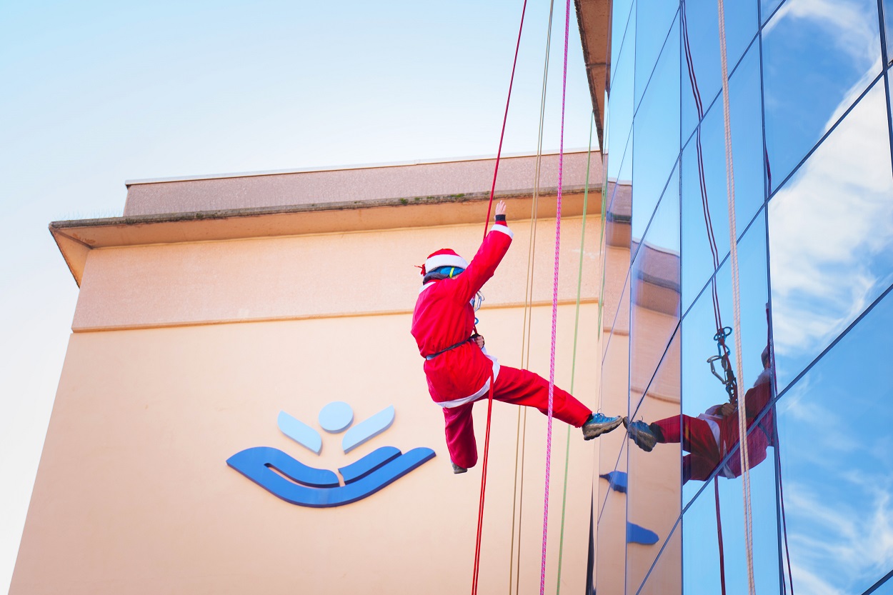 Al Bambino Gesù Babbo Natale è arrivato dal cielo, anzi dal tetto