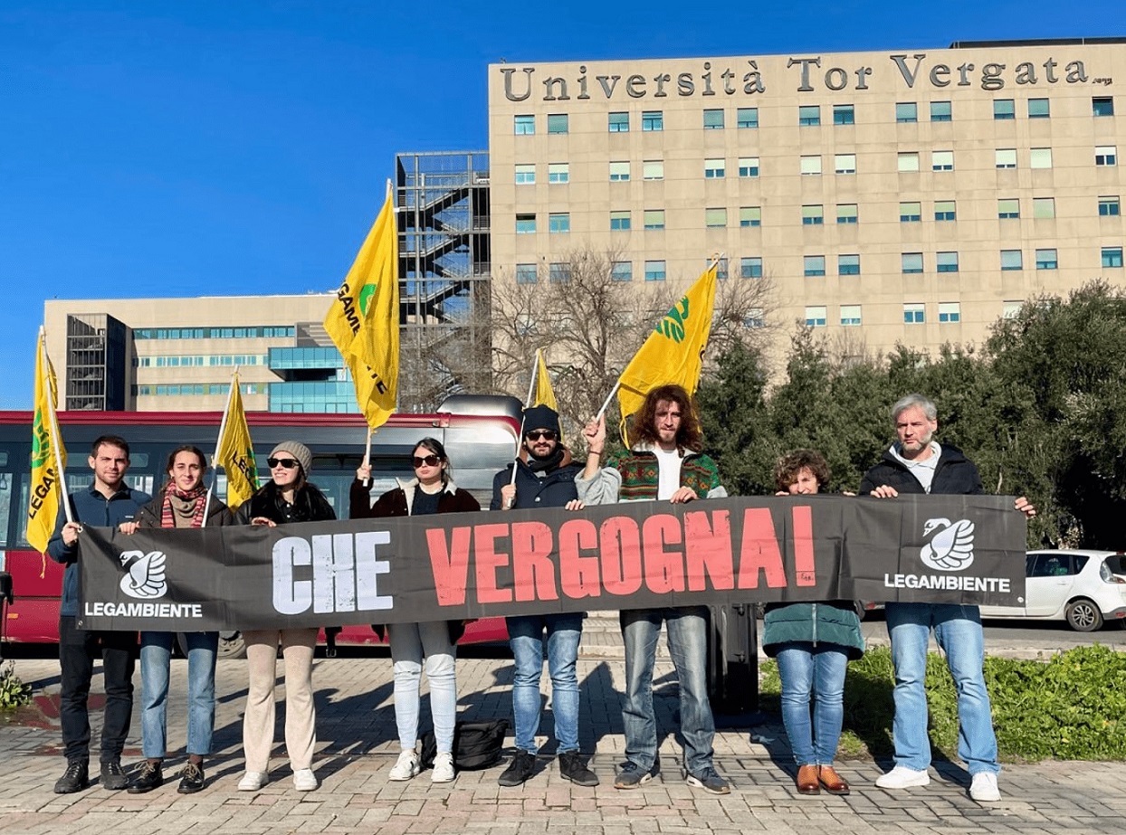 Blitz di Legambiente e studenti a Tor Vergata: CHE VERGOGNA