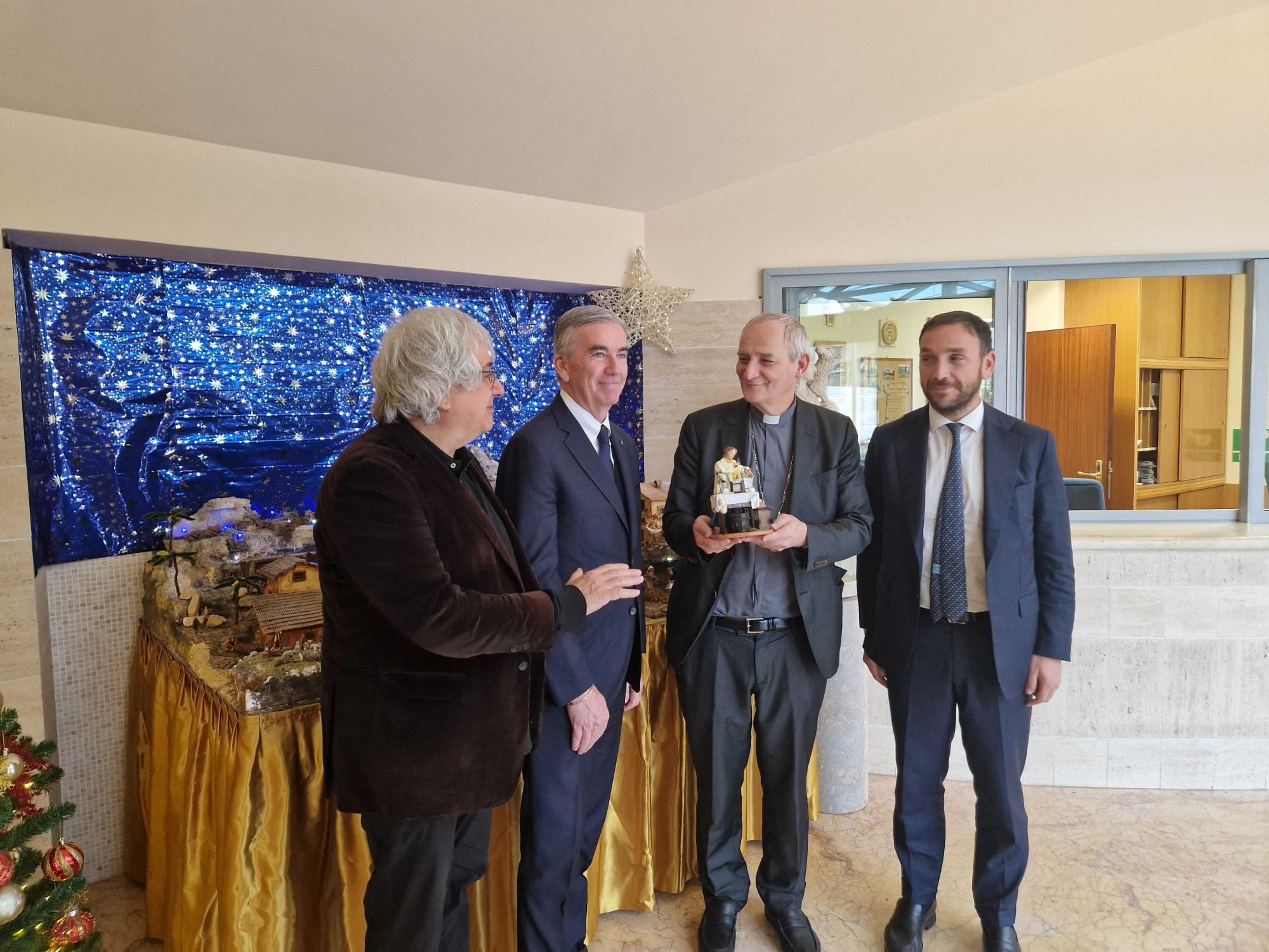 La statuina del presepe di Fondazione Symbola al presidente della CEI