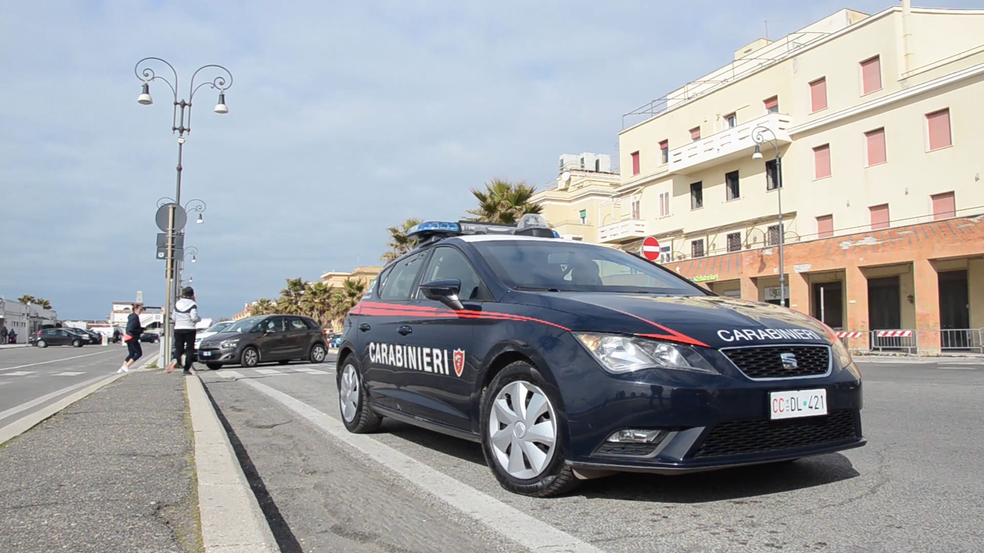 Fugge all'alt dei Carabinieri, ma sbatte contro un auto: in manette