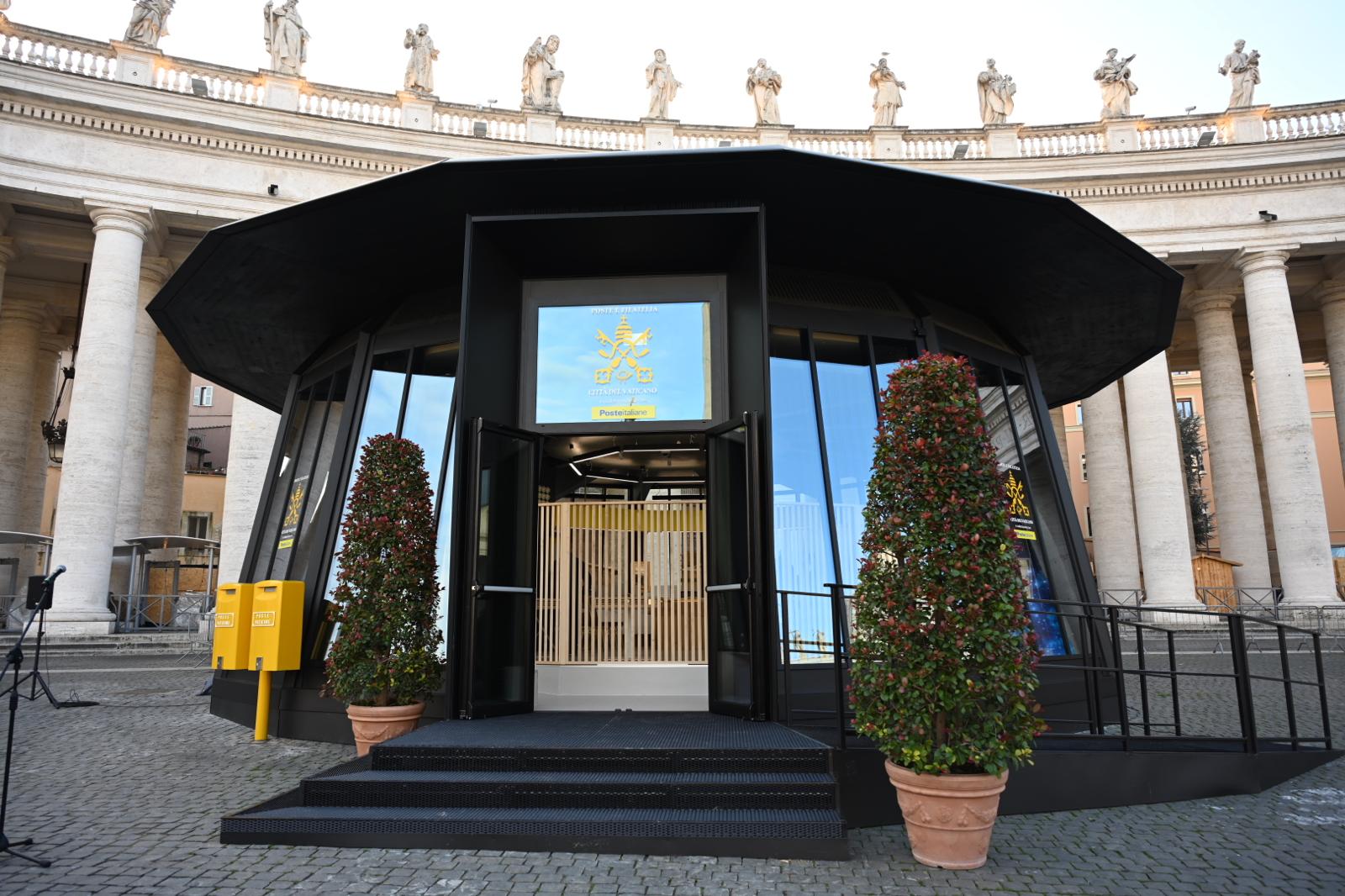 Ufficio postale mobile Vaticano inaugurato in piazza San Pietro