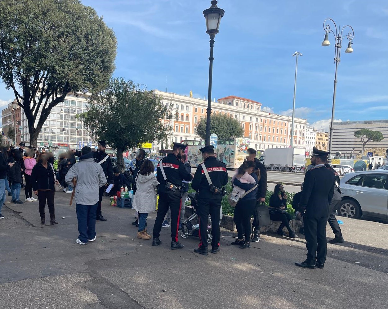 Controlli dei Carabinieri nell’area della stazione Termini