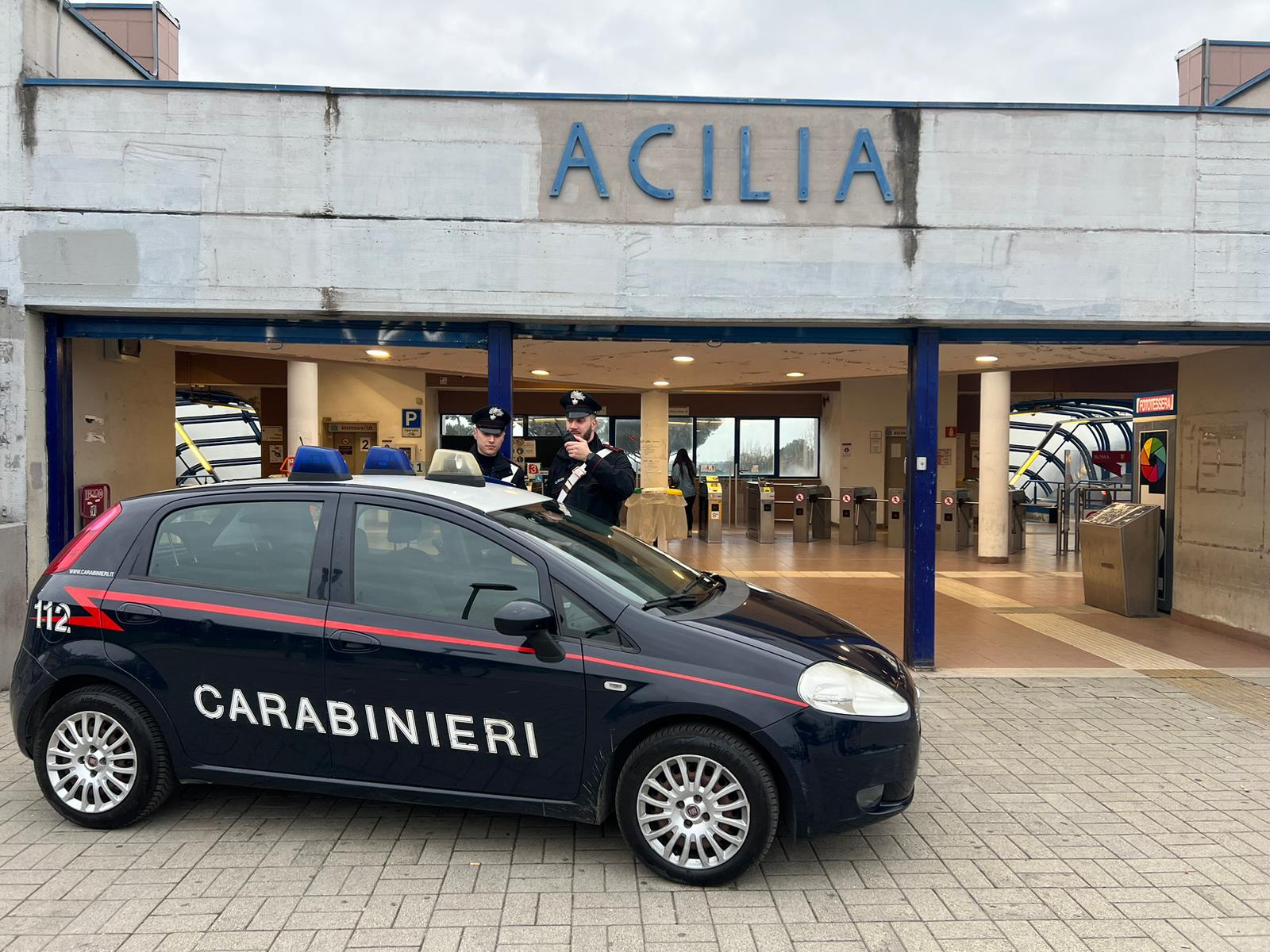 Fugge all'alt dei Carabinieri, ma finisce in manette ad Acilia