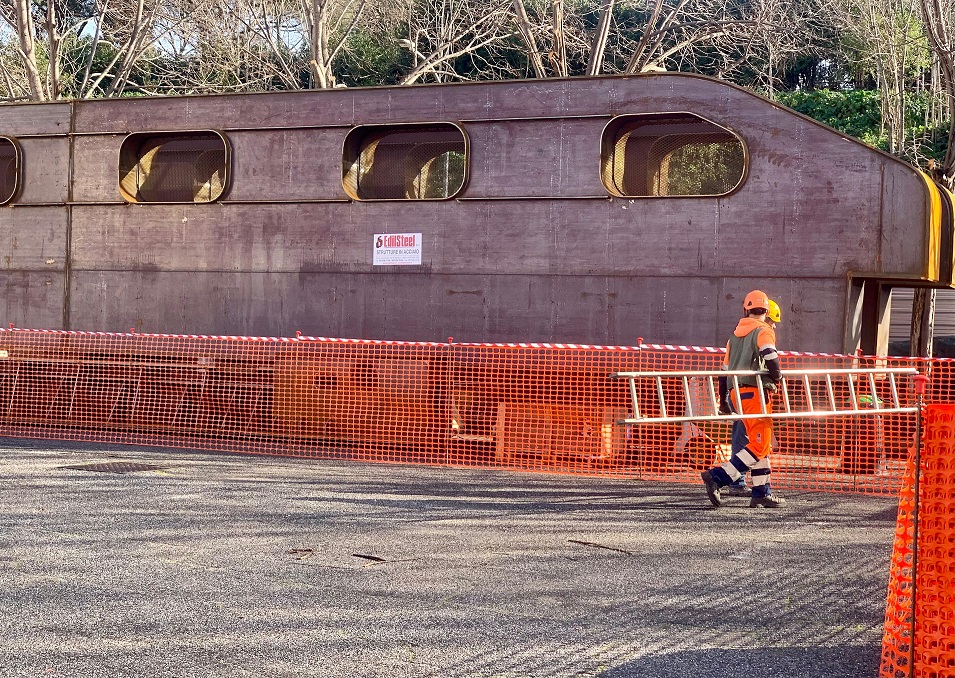 Struttura in acciaio del nuovo ponte Giulio Rocco portata in cantiere