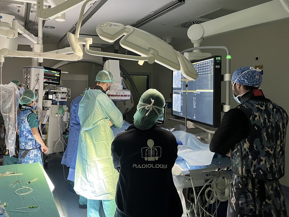 Bambino di 4 anni sottoposto a procedura innovativa di radiologia interventistica