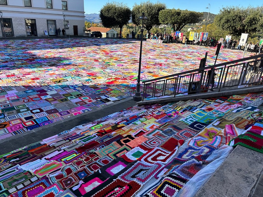 Un arcobaleno di coperte collega Nettuno e Isernia con Vivavittoria