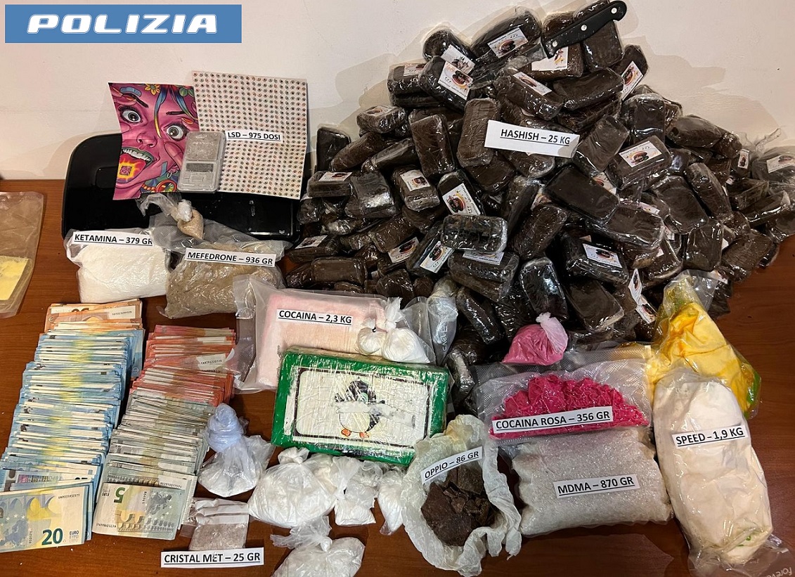 Coppia pusher in manette nel quartiere Appio