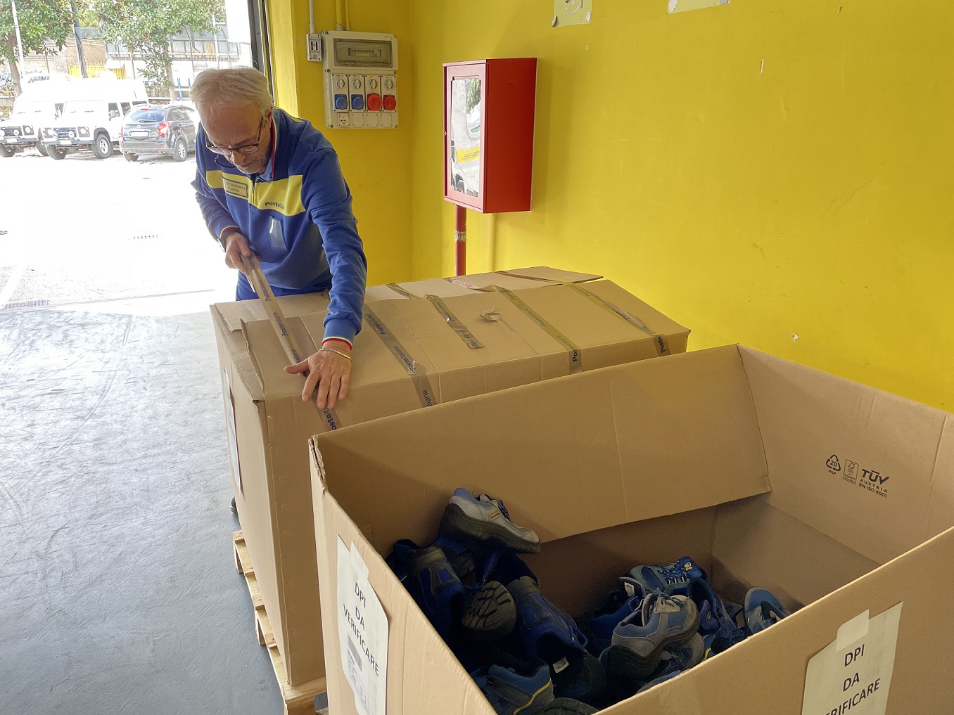 Un bastimento di scarpe da lavoro per... lo svago dei bambini
