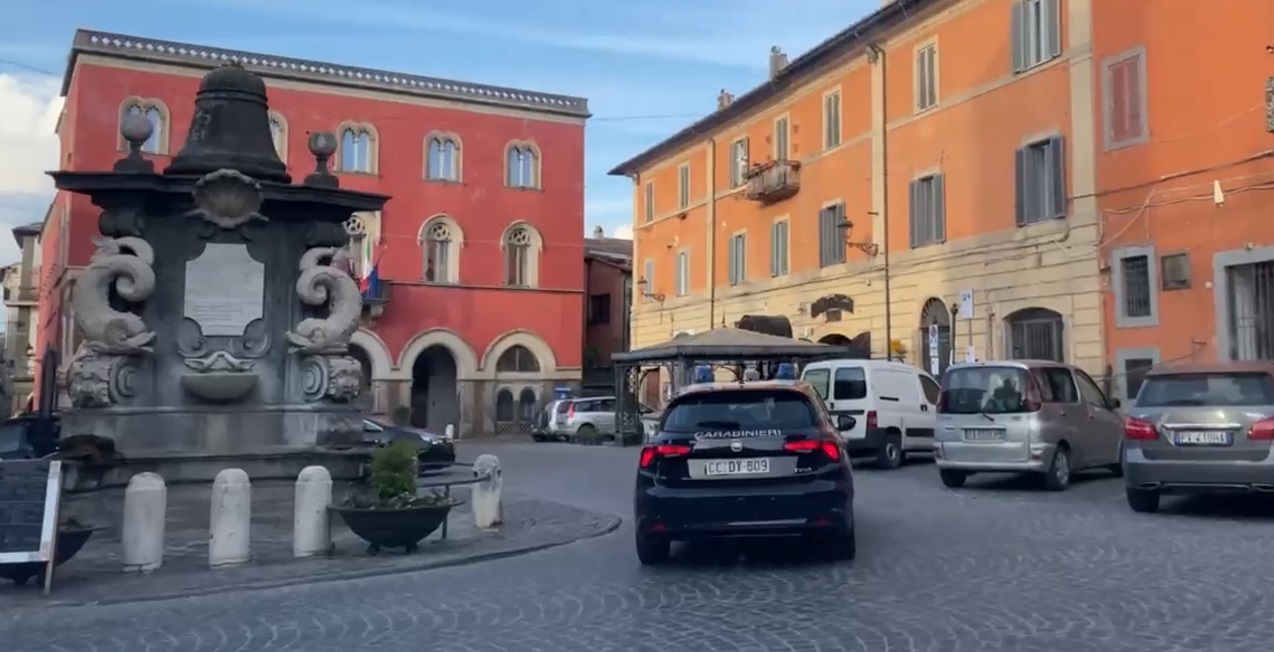 Sequestra l'ex compagna e finisce ai domiciliari a Campagnano
