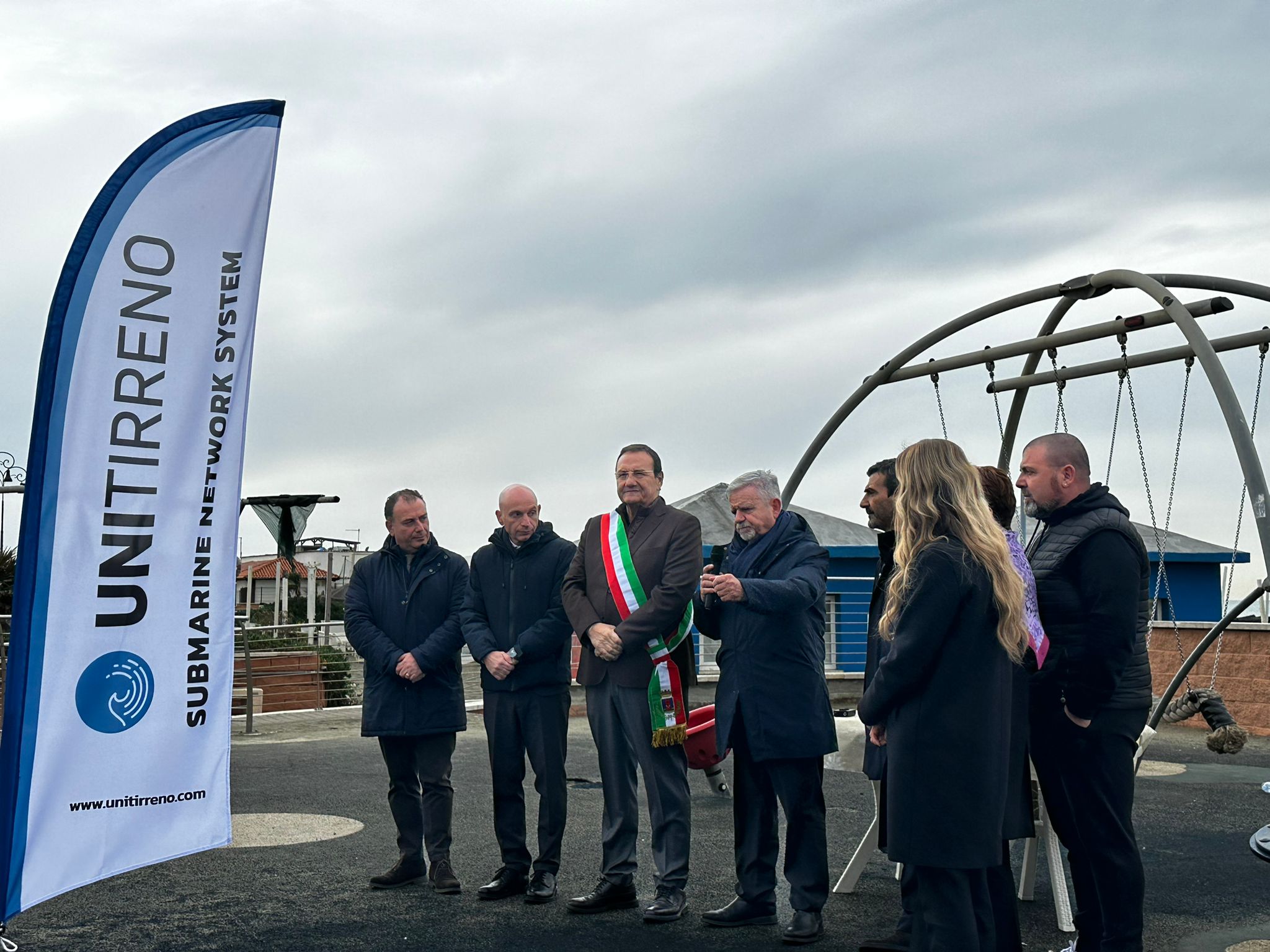 Sul Lungomare della Salute a Fiumicino il cavo in fibra ottica
