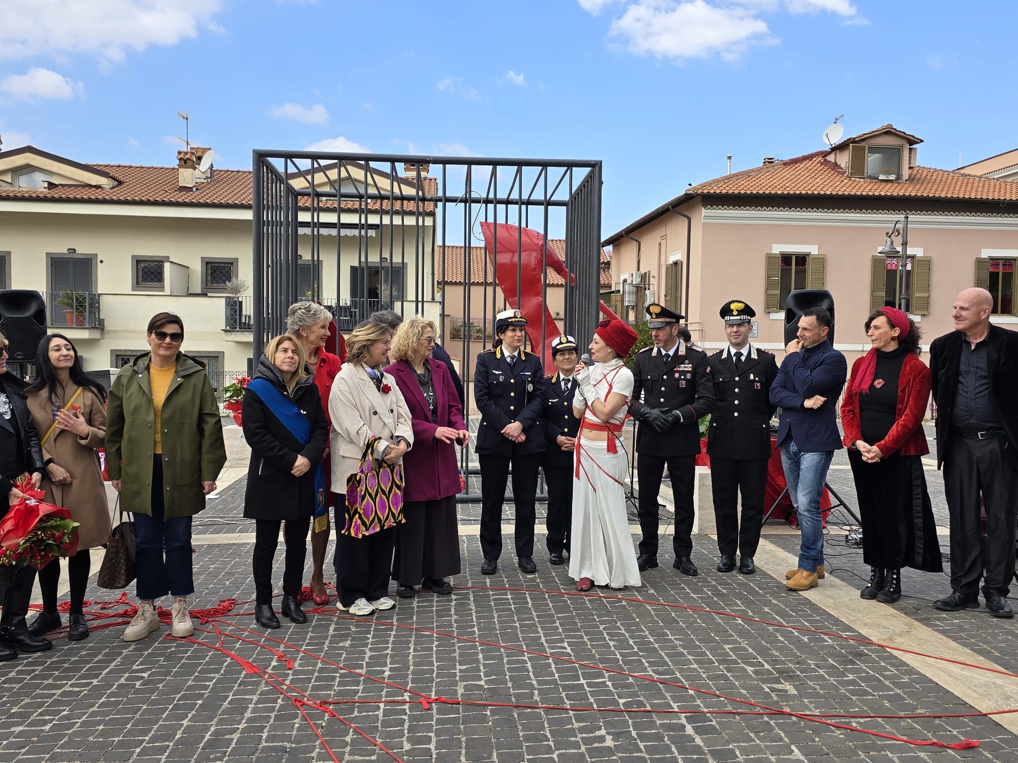 "La violenza è una gabbia" l'opera d'arte svelata oggi a Grottaferrata