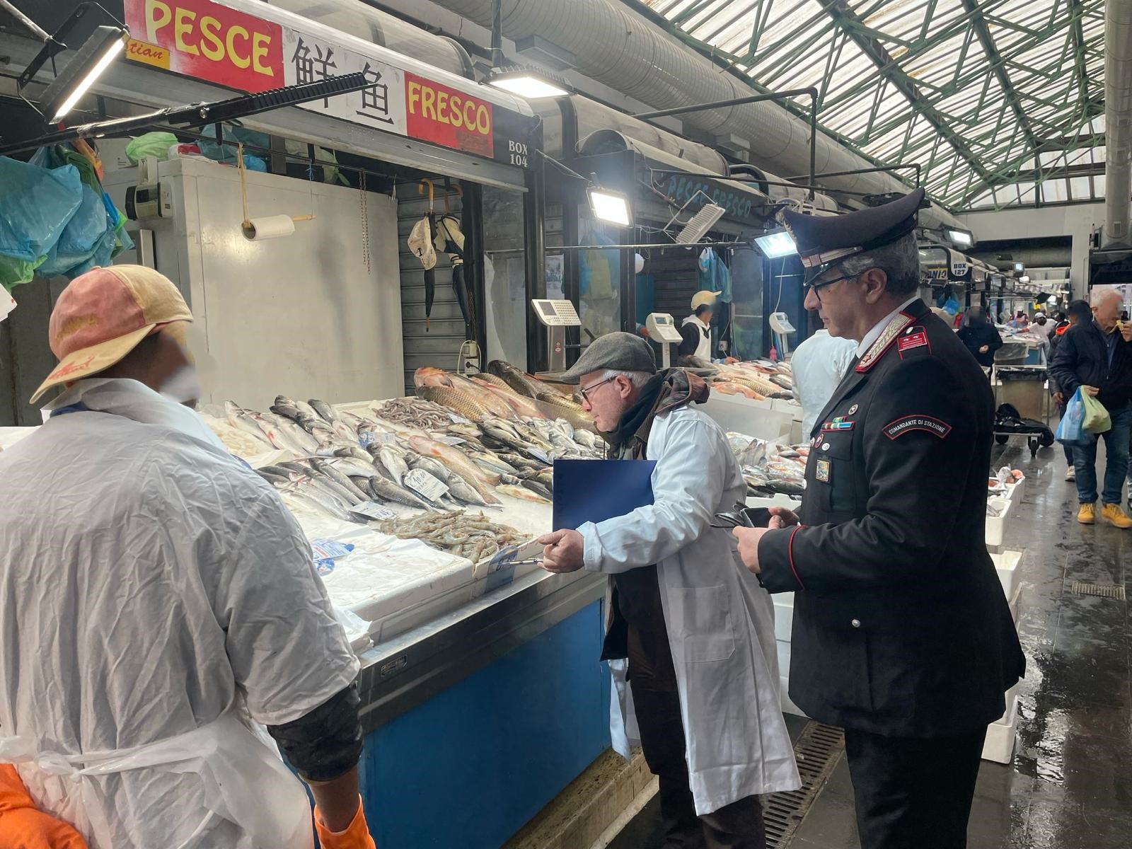 Controlli dei Carabinieri al mercato Esquilino