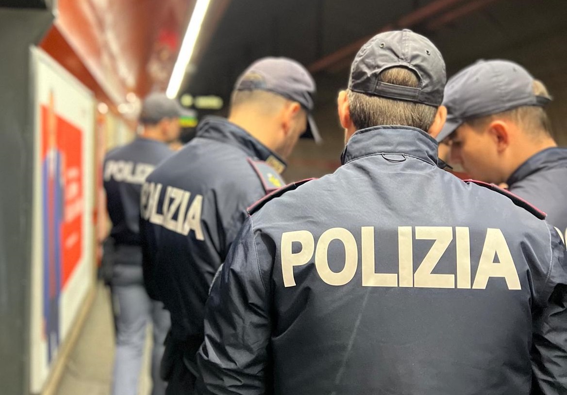 Borseggiatore arrestato in flagranza all'interno della Metro A