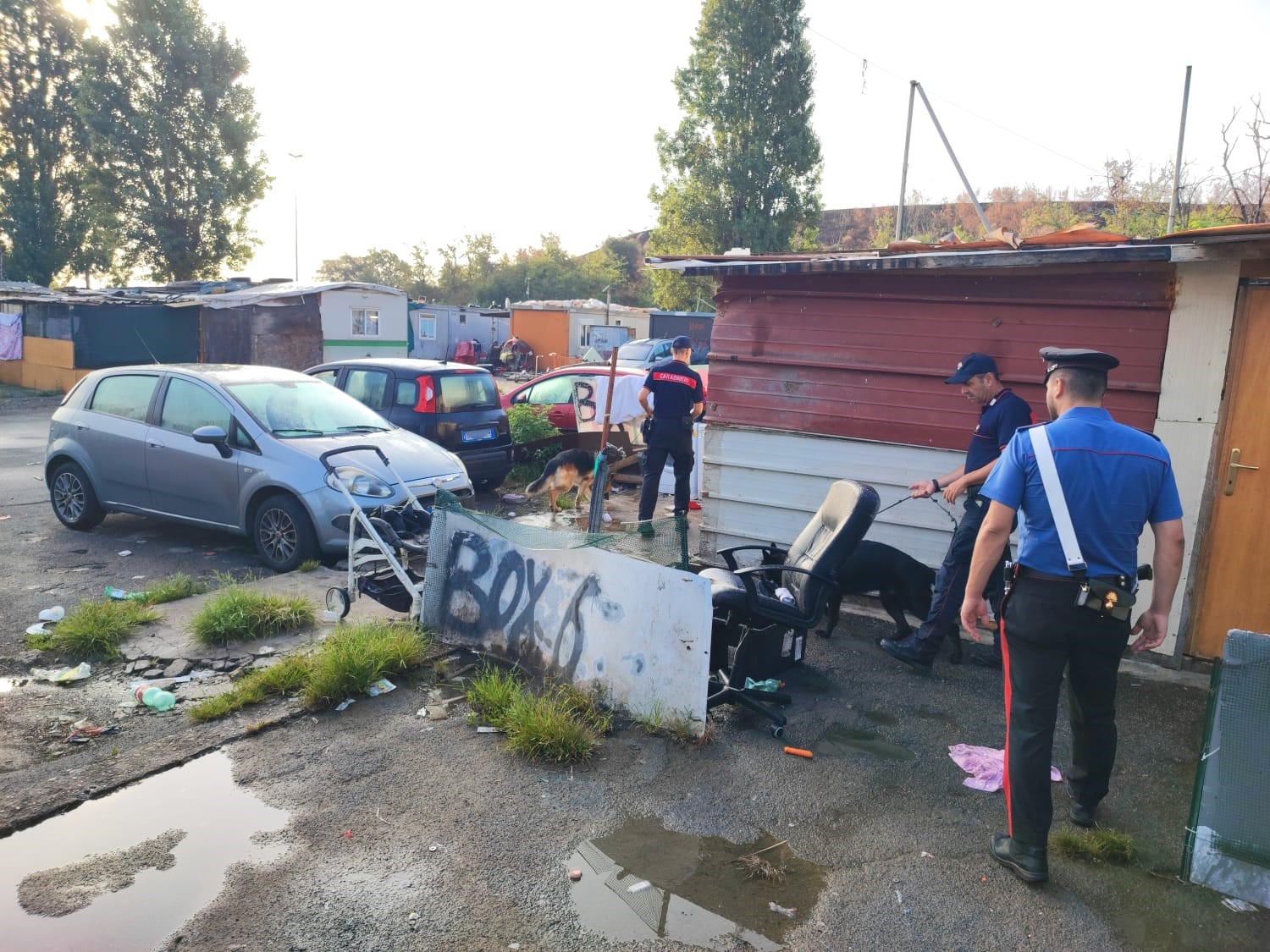 Verifiche dei Carabinieri nel campo nomadi in via Candoni