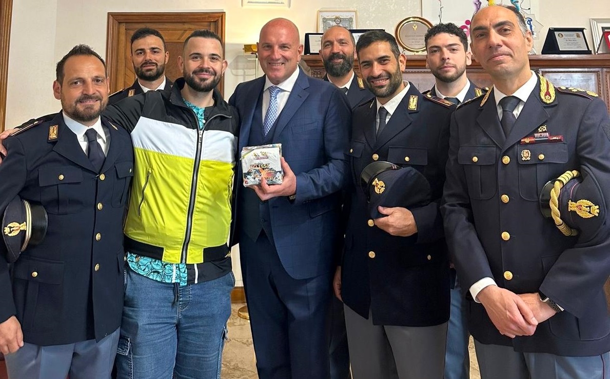 Cicciogamer89 in Questura per ringraziare la Polizia