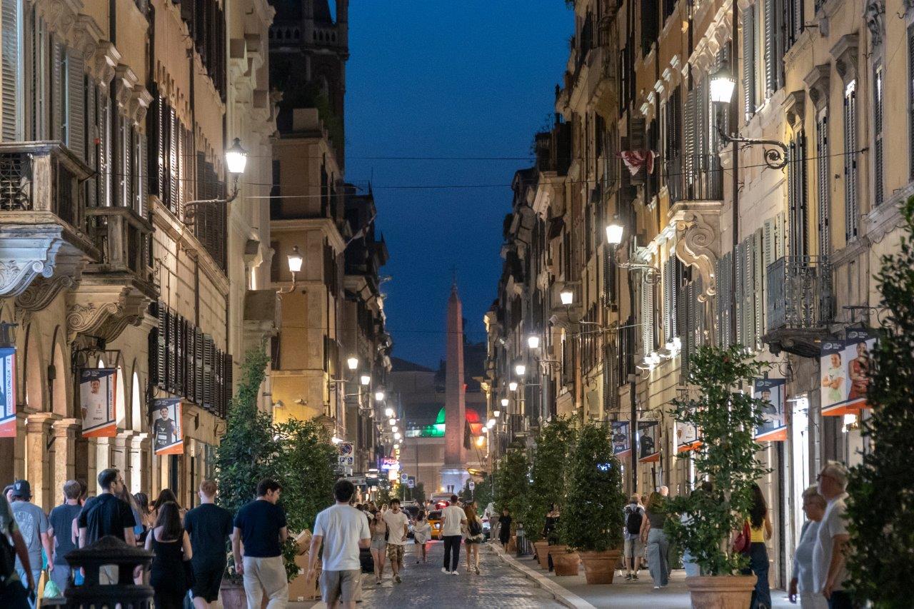 Le rinnovate lampade storiche rigenerate da Areti in via del Babuino